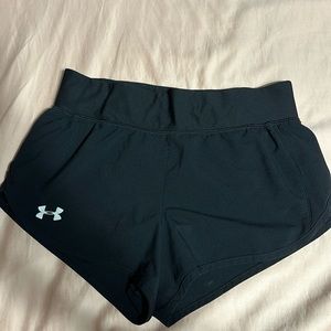 I am selling these Under Armor running shorts woman’s size small.